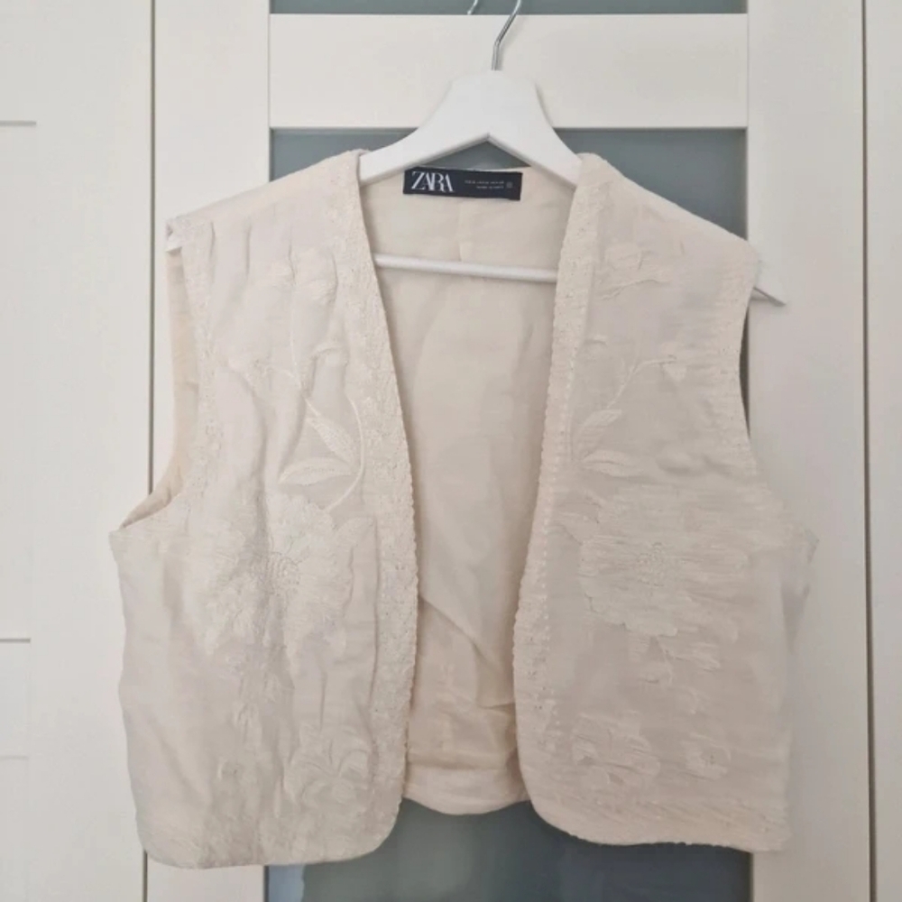 Zara Cream Embroidered Sleeveless Jacket